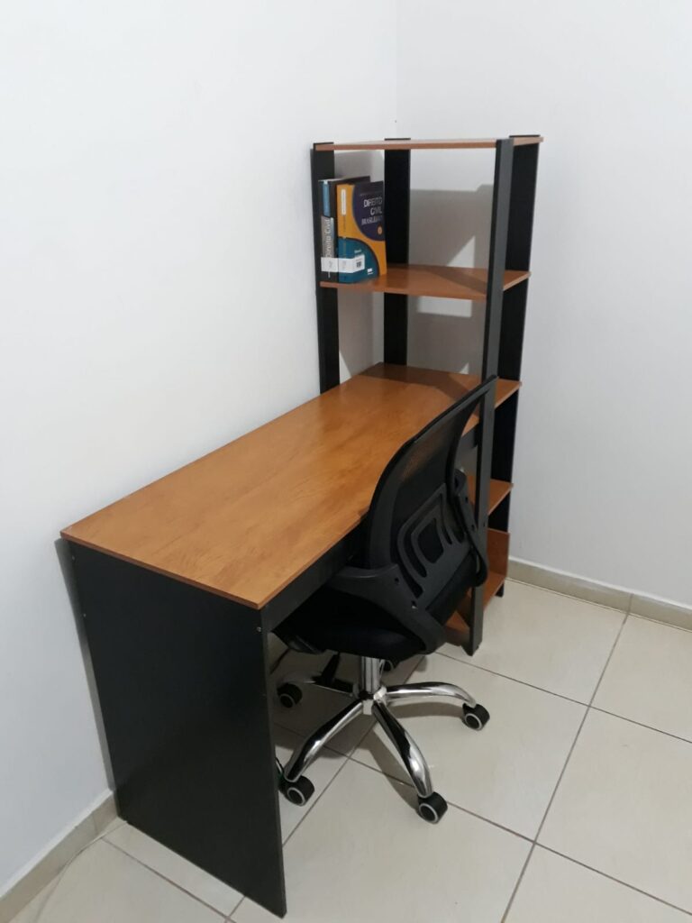 Montagem de mesa de escritório